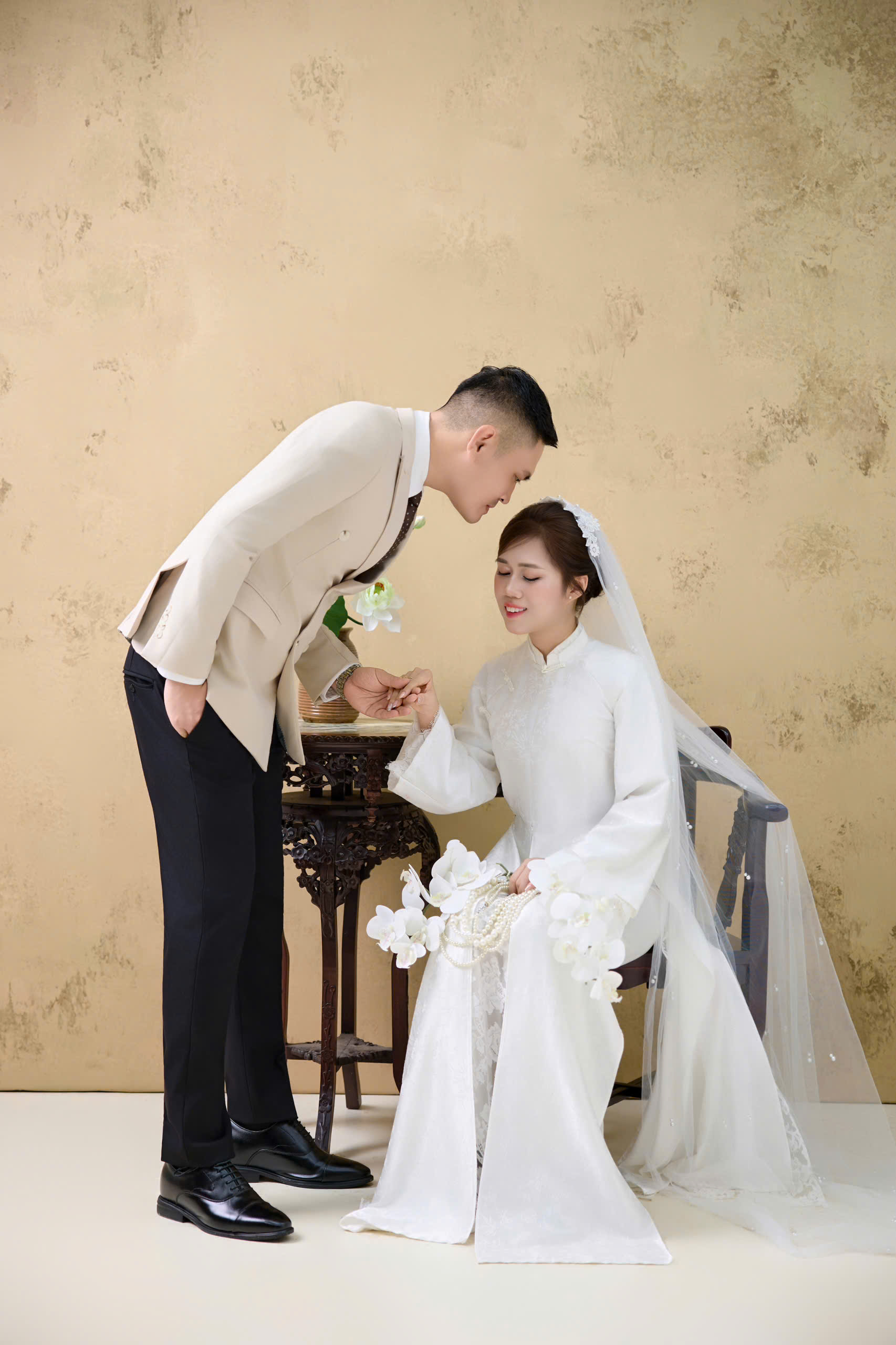 Chú rể hôn cô dâu